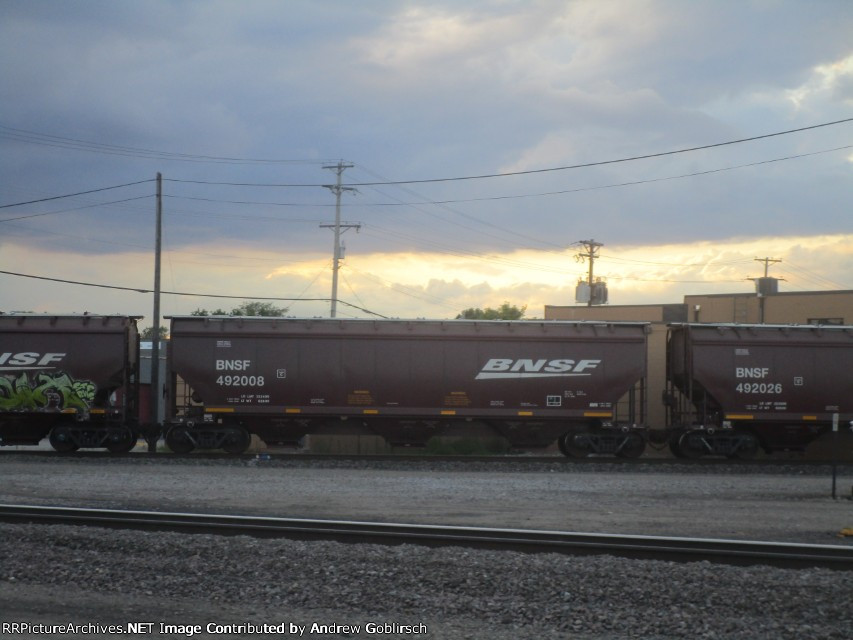 BNSF 492008 passing by